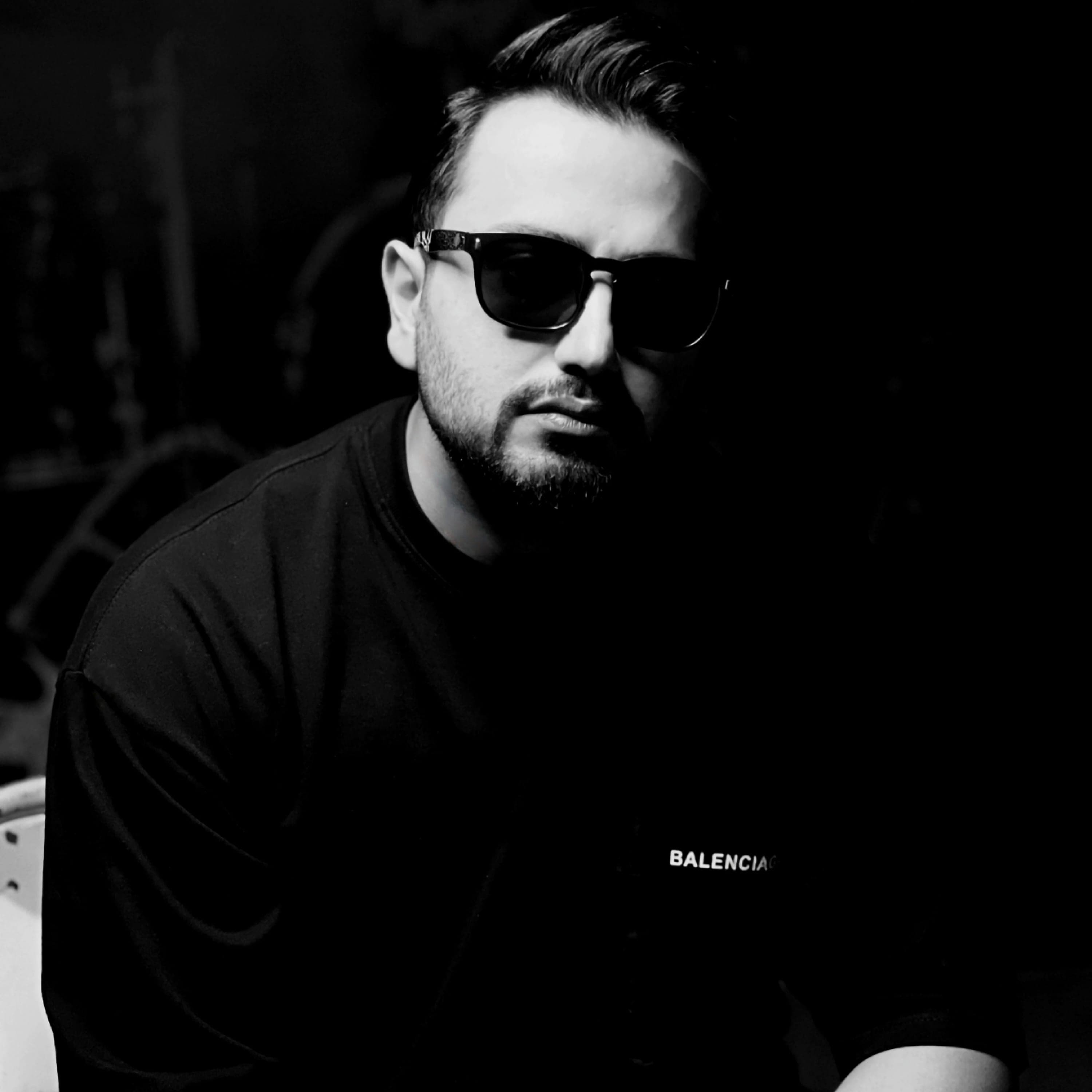 جانیار — hero 01